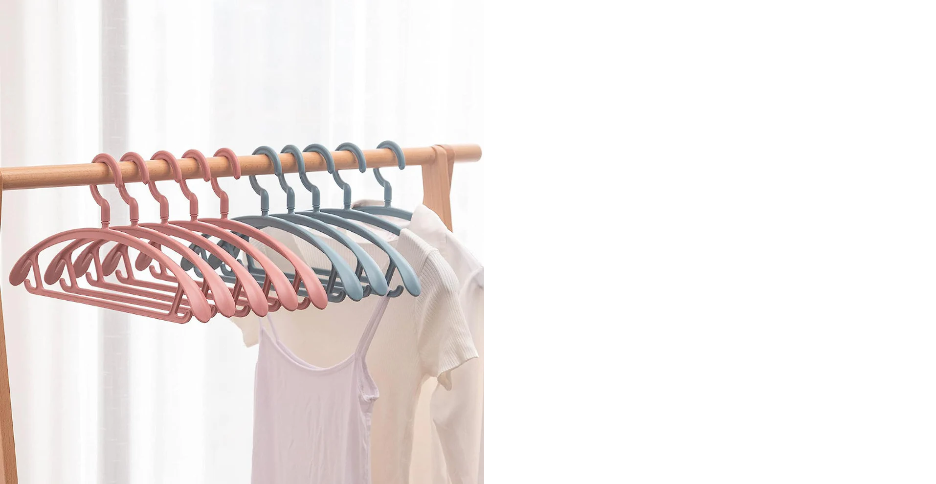 Plastic Clothes Hangers, Slim & Durable Space-Saving Hangers (10 Pack)